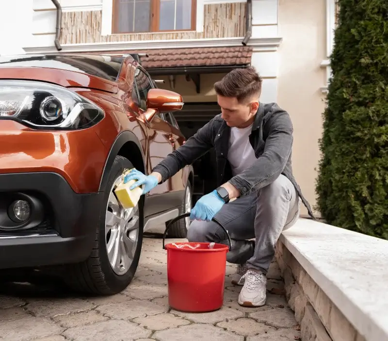 Lavage auto à domicile Saint-Baudel : professionnel intervenant sur un véhicule
